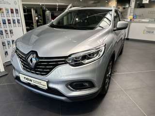 Schräge Frontansicht auf einen Renault Kadjar , freigestellt