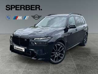 Schräge Frontansicht auf einen BMW X7 , freigestellt