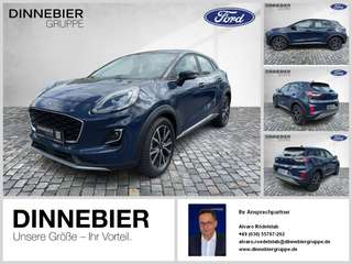Schräge Frontansicht auf einen Ford Puma , freigestellt