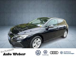 Schräge Frontansicht auf einen Volkswagen Golf , freigestellt