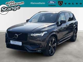 Schräge Frontansicht auf einen Volvo XC90 , freigestellt