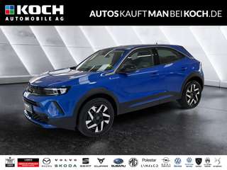 Schräge Frontansicht auf einen Opel Mokka , freigestellt