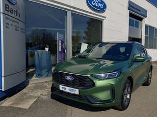 Schräge Frontansicht auf einen Ford Kuga , freigestellt