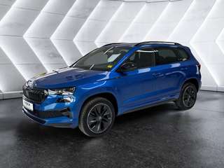 Schräge Frontansicht auf einen Skoda Karoq , freigestellt