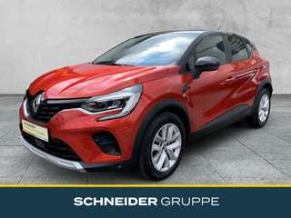 Schräge Frontansicht auf einen Renault Captur , freigestellt