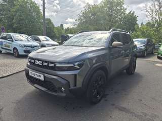 Schräge Frontansicht auf einen Dacia Duster , freigestellt
