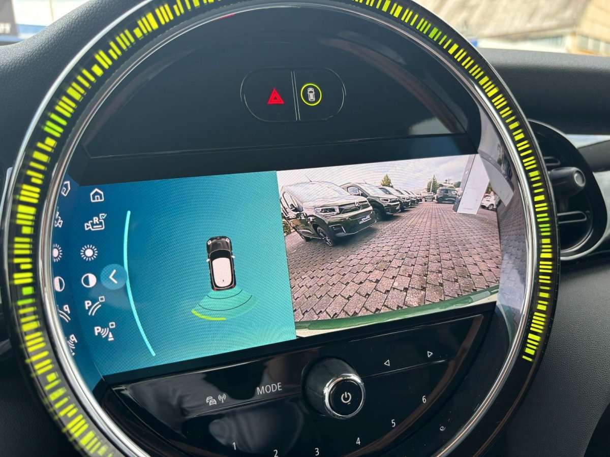 Fahrzeugbild eines MINI COOPER SE
