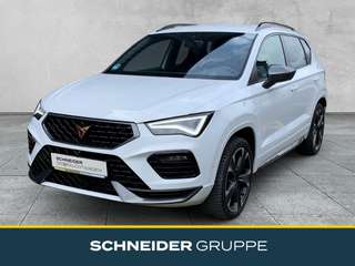 Schräge Frontansicht auf einen CUPRA Ateca , freigestellt
