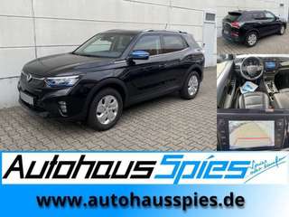 Schräge Frontansicht auf einen SsangYong Korando , freigestellt