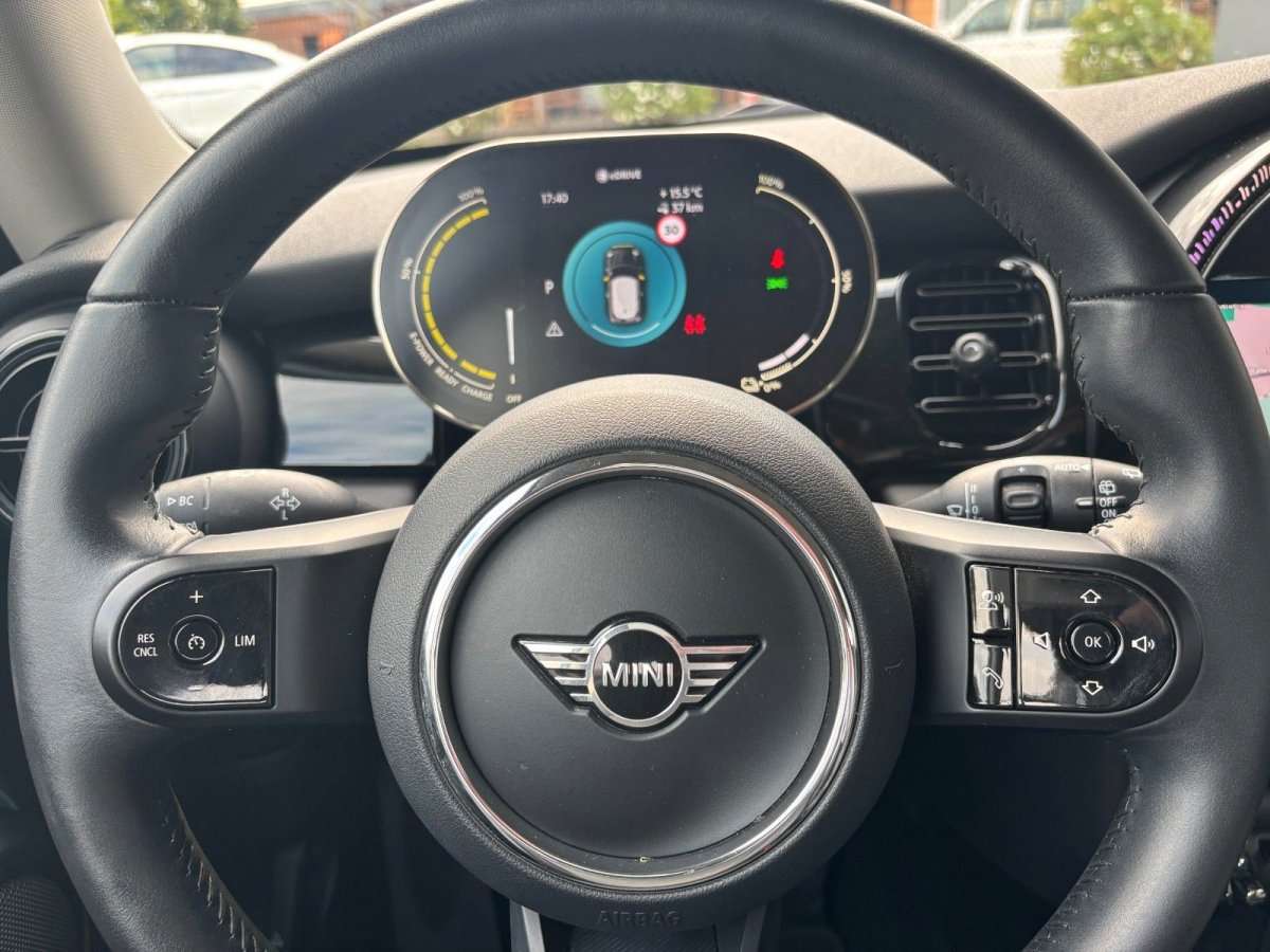 Fahrzeugbild eines MINI COOPER SE