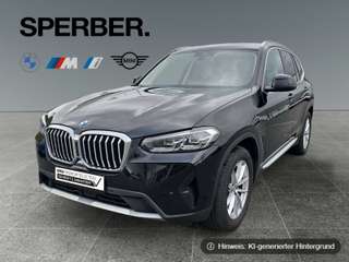Schräge Frontansicht auf einen BMW X3 , freigestellt