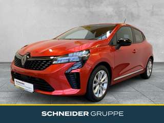 Schräge Frontansicht auf einen Renault Clio , freigestellt