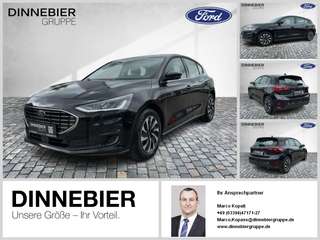 Schräge Frontansicht auf einen Ford Focus , freigestellt