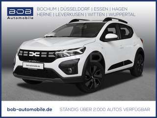 Schräge Frontansicht auf einen Dacia Sandero , freigestellt