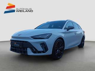 Schräge Frontansicht auf einen CUPRA Leon , freigestellt