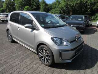 Schräge Frontansicht auf einen Volkswagen up! , freigestellt