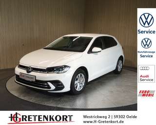 Schräge Frontansicht auf einen Volkswagen Polo , freigestellt