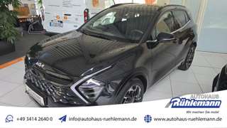 Schräge Frontansicht auf einen Kia Sportage , freigestellt