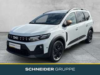 Schräge Frontansicht auf einen Dacia Jogger , freigestellt