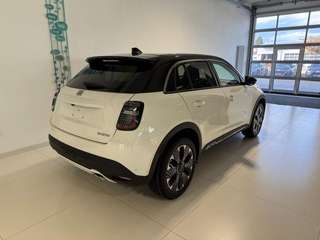 Schräge Frontansicht auf einen Fiat 600 , freigestellt