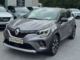 Schräge Frontansicht auf einen Renault Captur , freigestellt