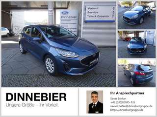 Schräge Frontansicht auf einen Ford Fiesta , freigestellt