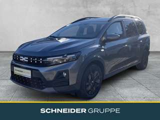 Schräge Frontansicht auf einen Dacia Jogger , freigestellt