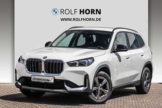 Schräge Frontansicht auf einen BMW X1 , freigestellt