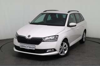 Schräge Frontansicht auf einen Skoda Fabia , freigestellt