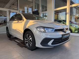 Schräge Frontansicht auf einen Volkswagen Polo , freigestellt