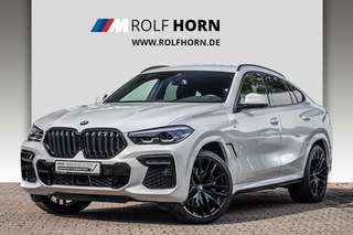 Schräge Frontansicht auf einen BMW X6 , freigestellt