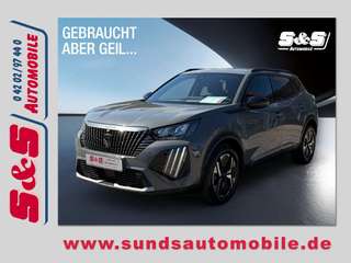 Schräge Frontansicht auf einen Peugeot 2008 , freigestellt