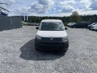 Schräge Frontansicht auf einen Volkswagen Caddy , freigestellt