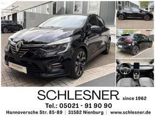 Schräge Frontansicht auf einen Renault Clio , freigestellt