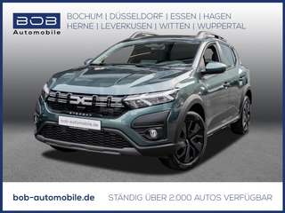 Schräge Frontansicht auf einen Dacia Sandero , freigestellt