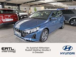 Schräge Frontansicht auf einen Hyundai i20 , freigestellt