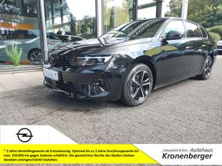 Schräge Frontansicht auf einen Opel Astra , freigestellt
