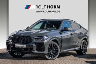 Schräge Frontansicht auf einen BMW X6 , freigestellt