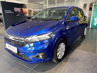 Schräge Frontansicht auf einen Dacia Sandero , freigestellt