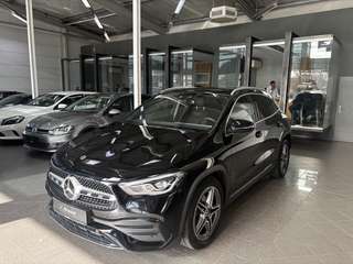 Schräge Frontansicht auf einen Mercedes-Benz GLA , freigestellt