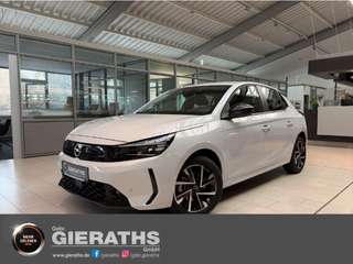 Schräge Frontansicht auf einen Opel Corsa , freigestellt