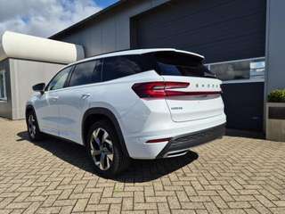 Schräge Frontansicht auf einen Skoda Kodiaq , freigestellt