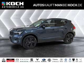 Schräge Frontansicht auf einen Volvo XC40 , freigestellt