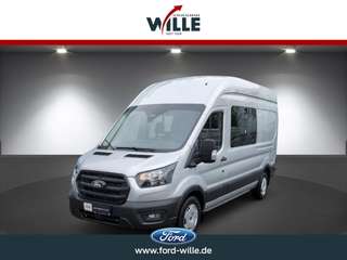 Schräge Frontansicht auf einen Ford Transit , freigestellt