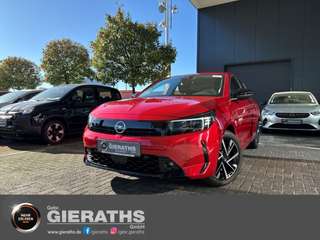 Schräge Frontansicht auf einen Opel Corsa , freigestellt