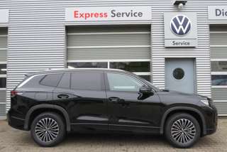 Schräge Frontansicht auf einen Volkswagen Tayron , freigestellt