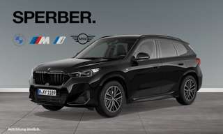 Schräge Frontansicht auf einen BMW X1 , freigestellt