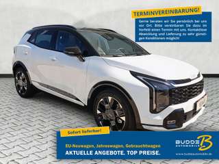 Schräge Frontansicht auf einen Kia Sportage , freigestellt