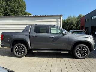 Schräge Frontansicht auf einen Volkswagen Amarok , freigestellt