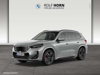 Schräge Frontansicht auf einen BMW iX1 , freigestellt